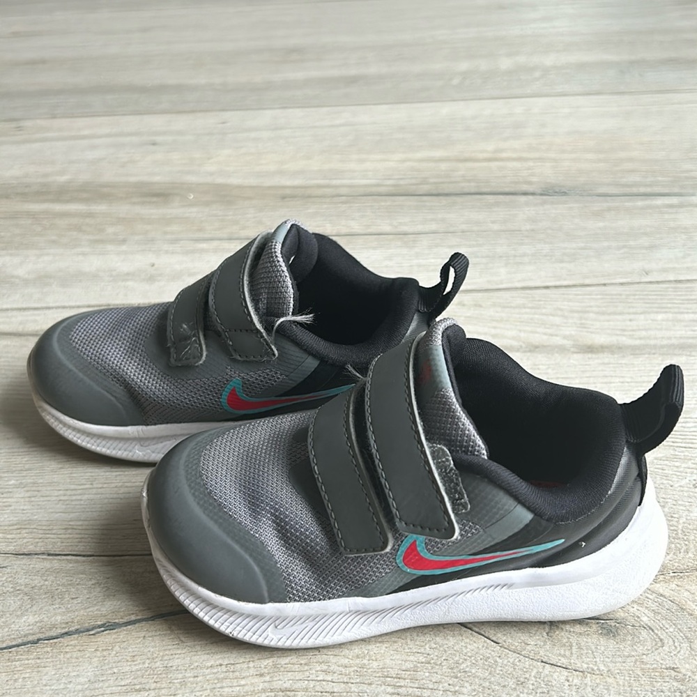 Toddler boy Nike Velcro sneakers